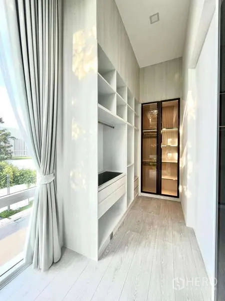 Detached House for rent or sale in Bang Phli, Samut Prakan - Slim dressing room with open shelving and a glass-front wardrobe.