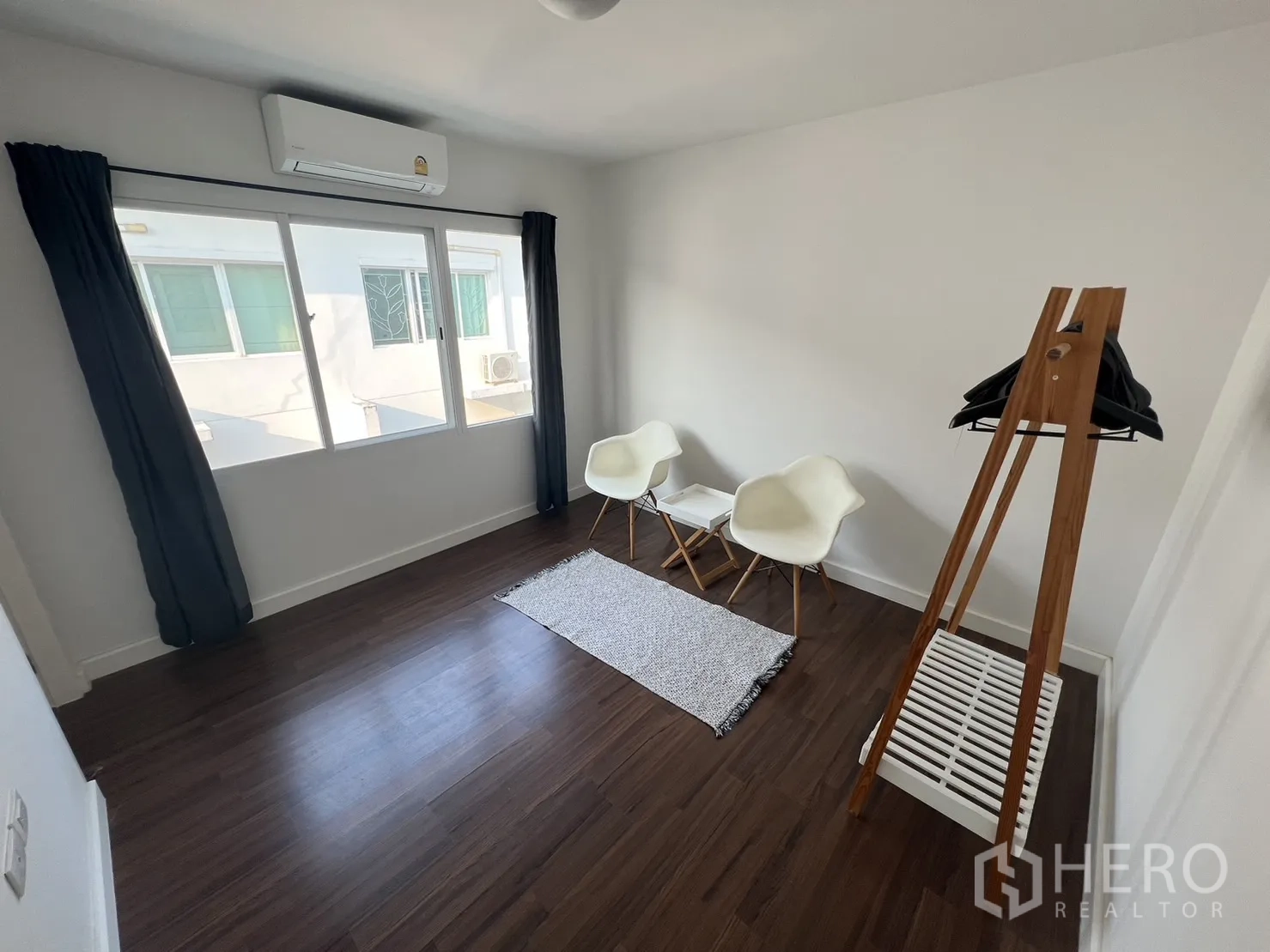 联排别墅 for rent in Suan Luang, Bangkok - 极简房间另一角度，设大窗与窗帘。