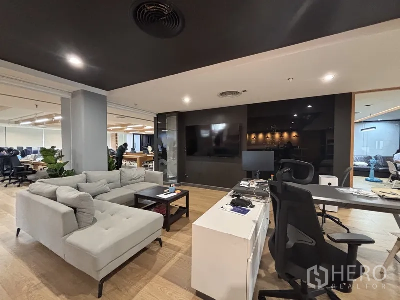 ออฟฟิศ for rent in Bang Rak, Bangkok - เลานจ์พักผ่อนพร้อมโซฟาเข้ามุม ผนังทีวี และโต๊ะทำงาน