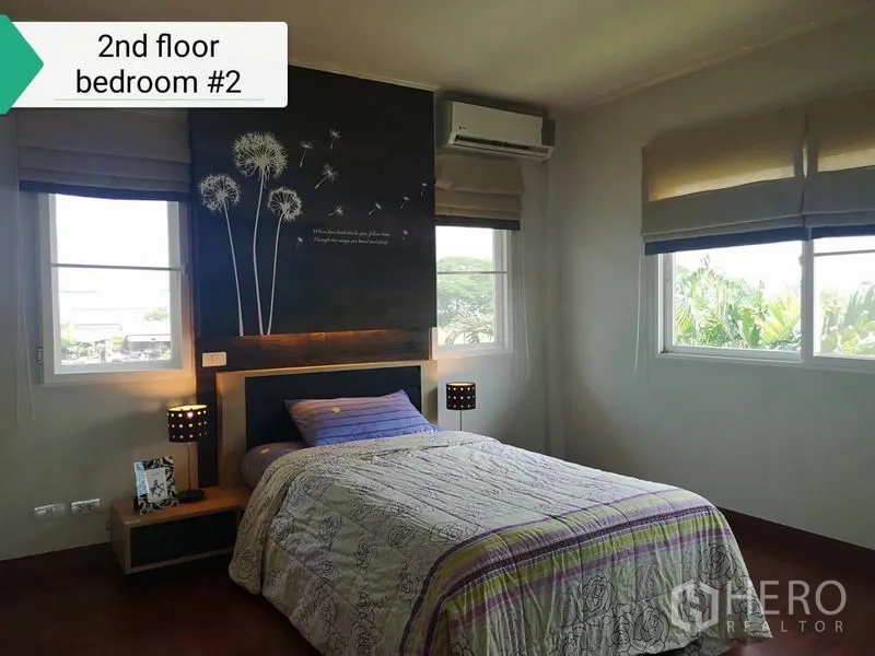 Detached House for rent - Cozy bedroom with dandelion feature wall, single bed, two windows and air-conditioning.