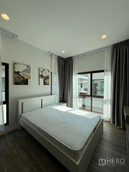 Detached House for rent in Bang Kapi, Bangkok - Corner bedroom with wraparound windows providing ample daylight.