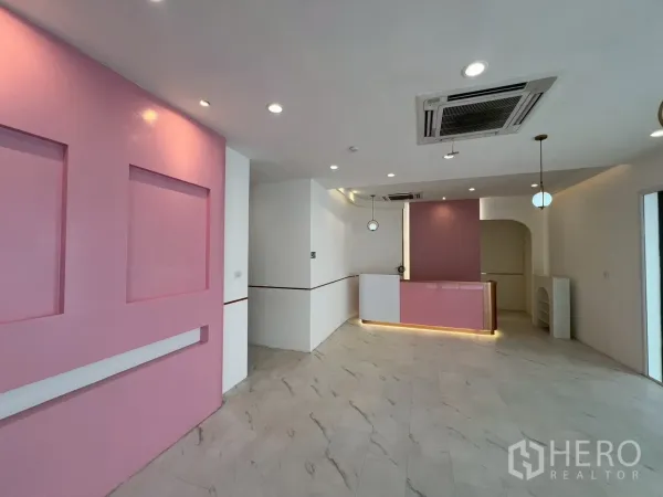 Retail Space for rent in Watthana, Bangkok - Open retail floor with pink cashier counter, ceiling cassette air-conditioning and downlights.