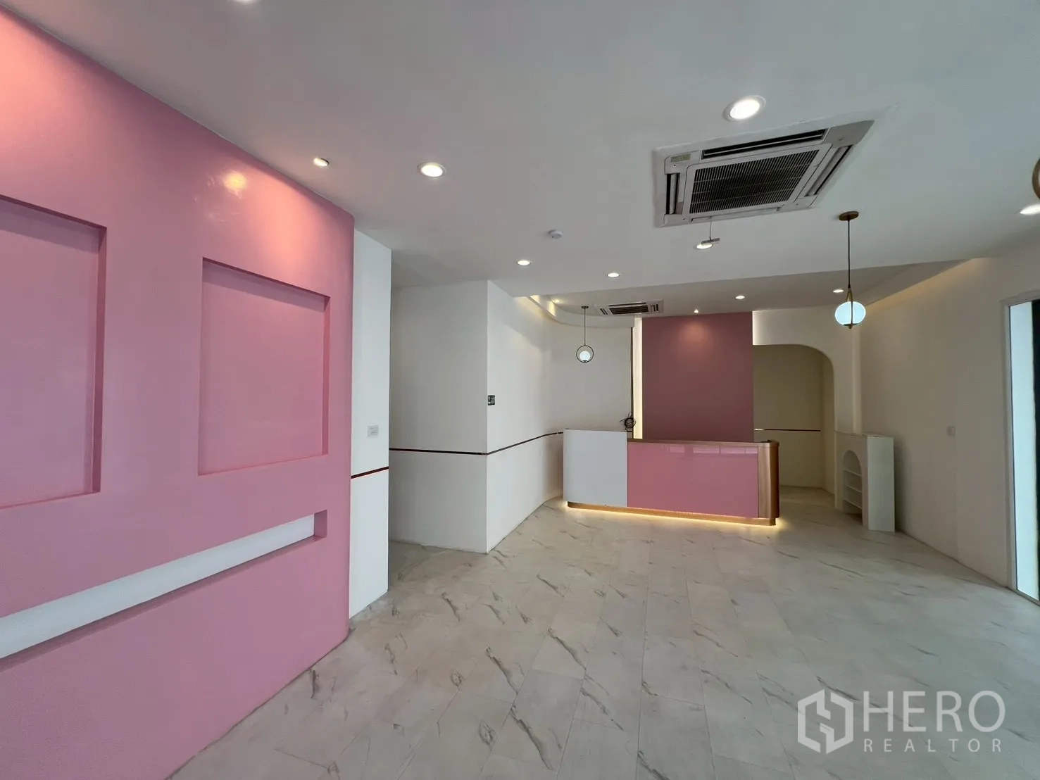 Retail Space for rent in Watthana, Bangkok - Open retail floor with pink cashier counter, ceiling cassette air-conditioning and downlights.