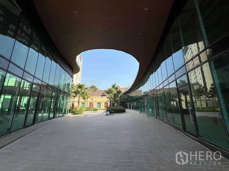 Retail Space for rent in Khlong Toei, Bangkok - Open-air courtyard between two glass retail wings creating a shaded atrium.