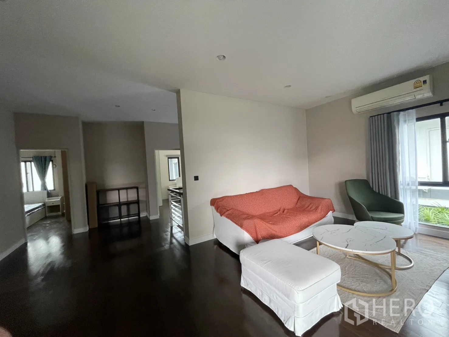Detached House for rent in Bang Kapi, Bangkok - Upstairs family lounge with sofa set and access to balcony.