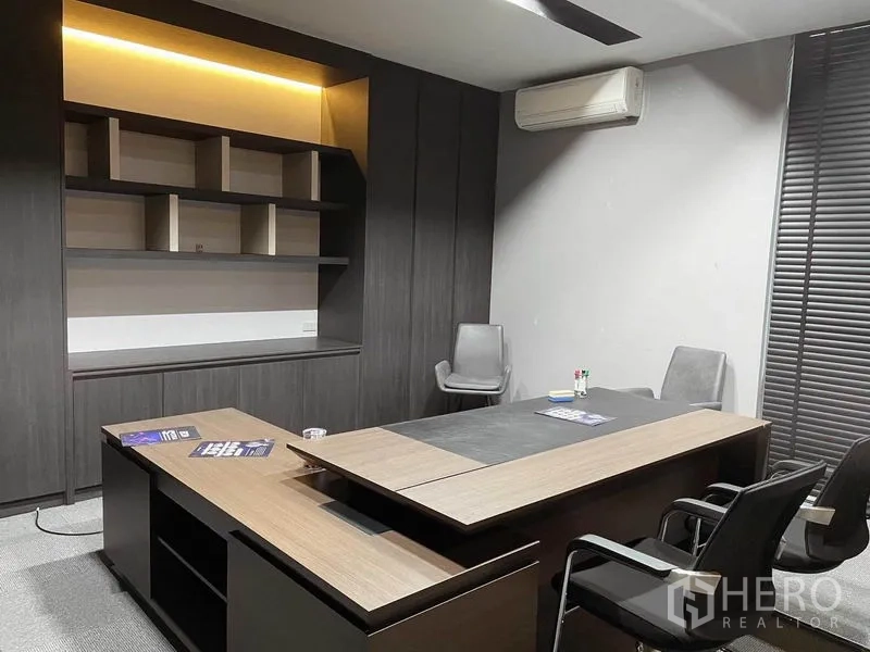 สำนักงาน ให้เช่าในBang Na, Bangkok - ห้องทำงานผู้บริหาร โต๊ะไม้ ตู้บิวท์อิน เครื่องปรับอากาศ และมูลี่ทึบแสง
