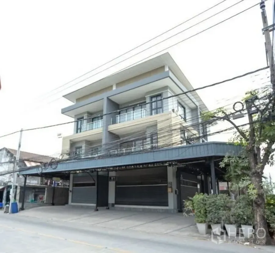 Home Office for rent in Bang Khen, Bangkok - Corner view of the modern three-storey home office building on a main road.