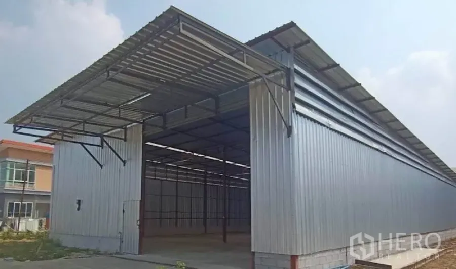 คลังสินค้า ให้เช่าในMueang Samut Sakhon, Samut Sakhon - ภายนอกโกดังผนังเมทัลชีท พร้อมหลังคายื่นและพื้นที่โหลดสินค้า