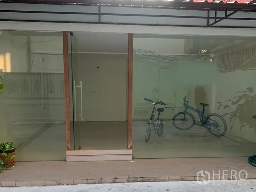 Retail Space for rent in Watthana, Bangkok - Street-facing glass storefront of a compact retail unit with tiled forecourt and awning.