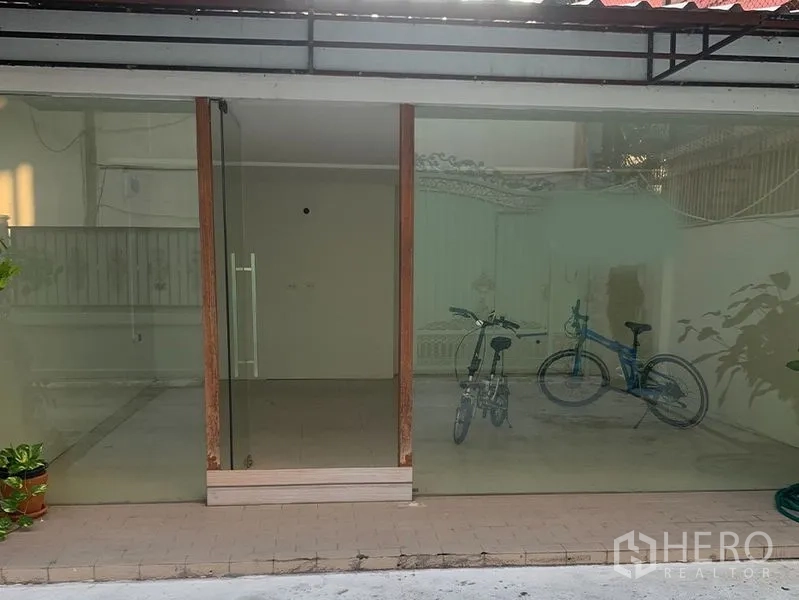 Retail Space for rent in Watthana, Bangkok - Street-facing glass storefront of a compact retail unit with tiled forecourt and awning.