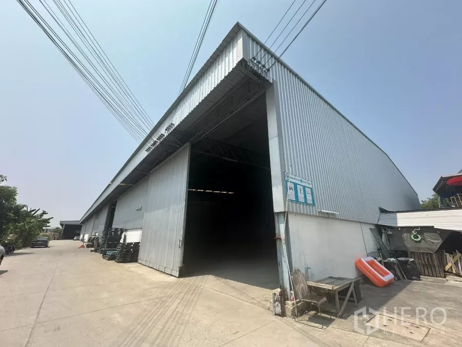 货栈 出租在Bang Phli, Samut Prakan - 金属外墙大型仓库外观，宽幅推拉门与宽阔车道（邦普里）