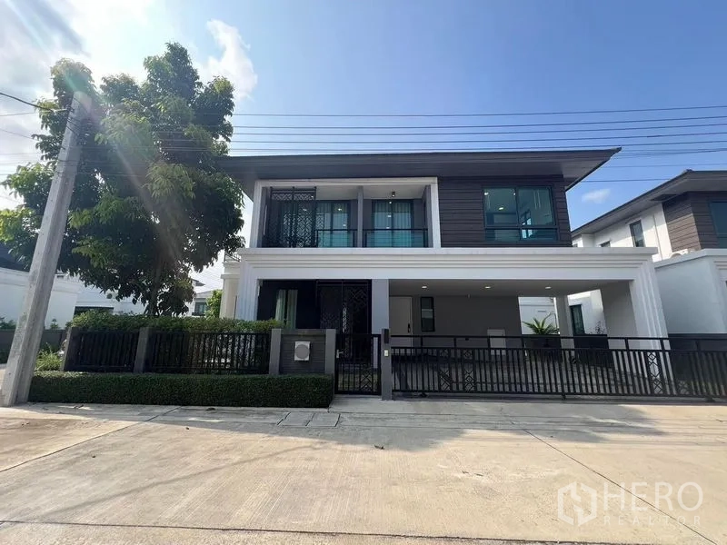 Detached House for rent or sale - Modern two-storey detached house with gated frontage and covered carport in Bang Phli.