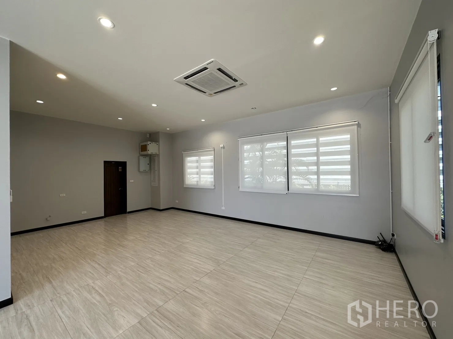 Factory for sale in Lam Luk Ka, Pathum Thani - Bright office space with cassette AC and dual-aspect windows.