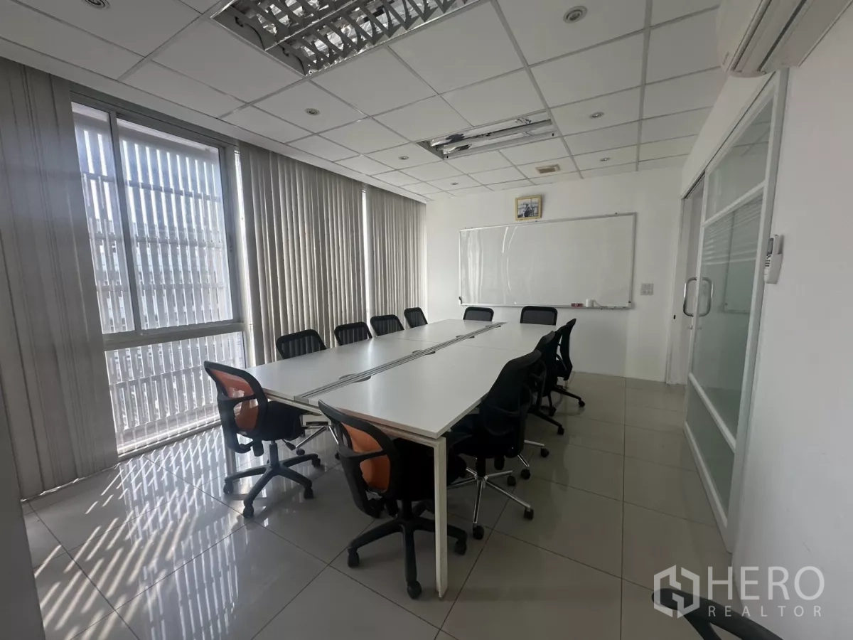 办公空间 出租在Huai Khwang, Bangkok - 带大窗与竖百叶的会议室，布置为董事会议桌座位。