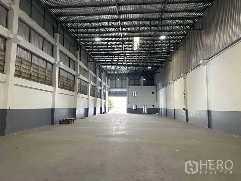 Factory for rent or sale in Bang Phli, Samut Prakan - Wide warehouse interior showing skylight panels, high bay lighting and open floor.