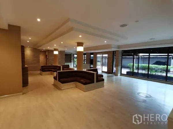 Retail Space for rent in Pathum Wan, Bangkok - Bright lobby with floor-to-ceiling windows, multiple seating booths and garden views.