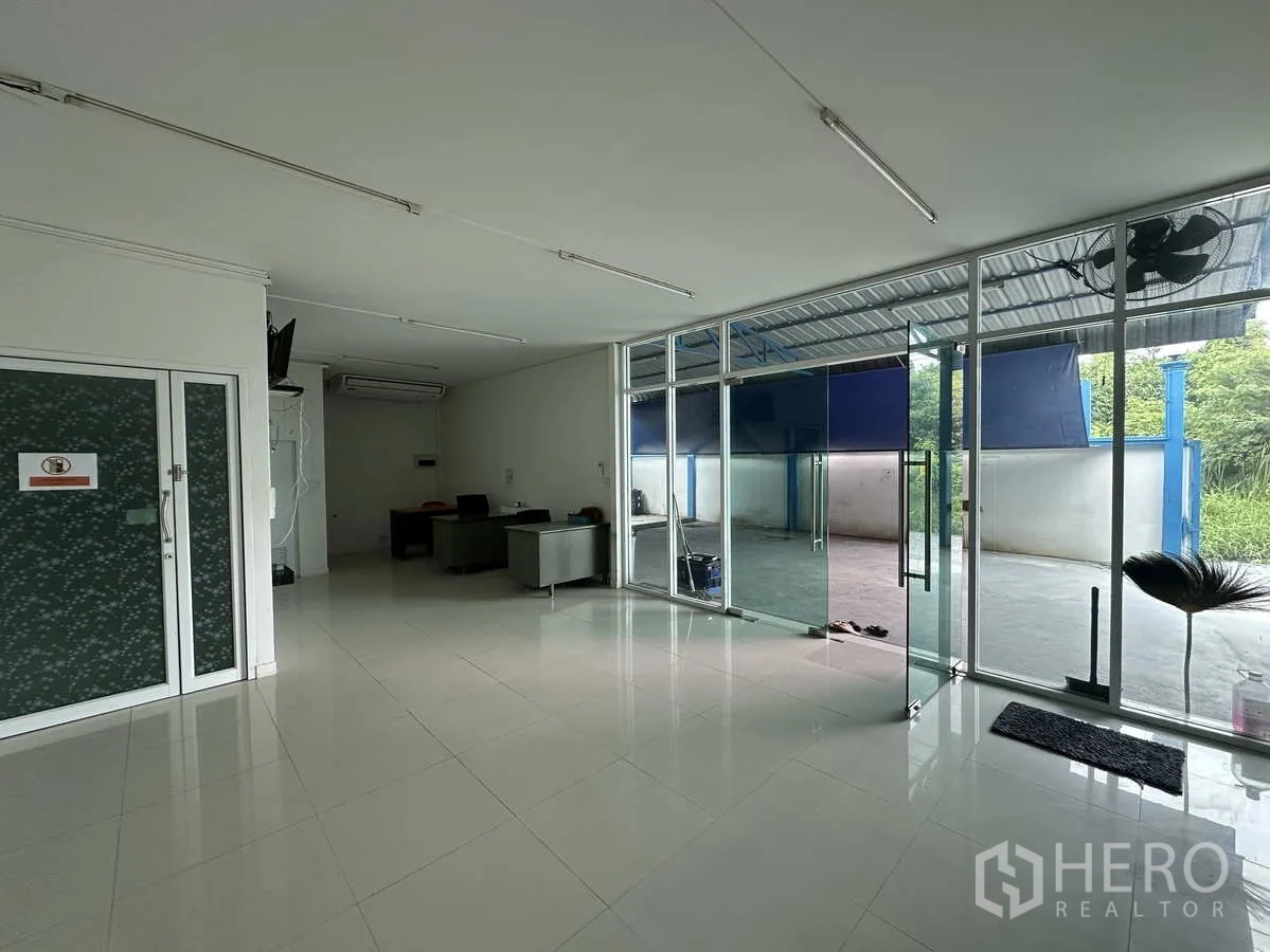 Factory for rent or sale in Bang Yai, Nonthaburi - Reception and office space with floor-to-ceiling glass frontage to the yard.