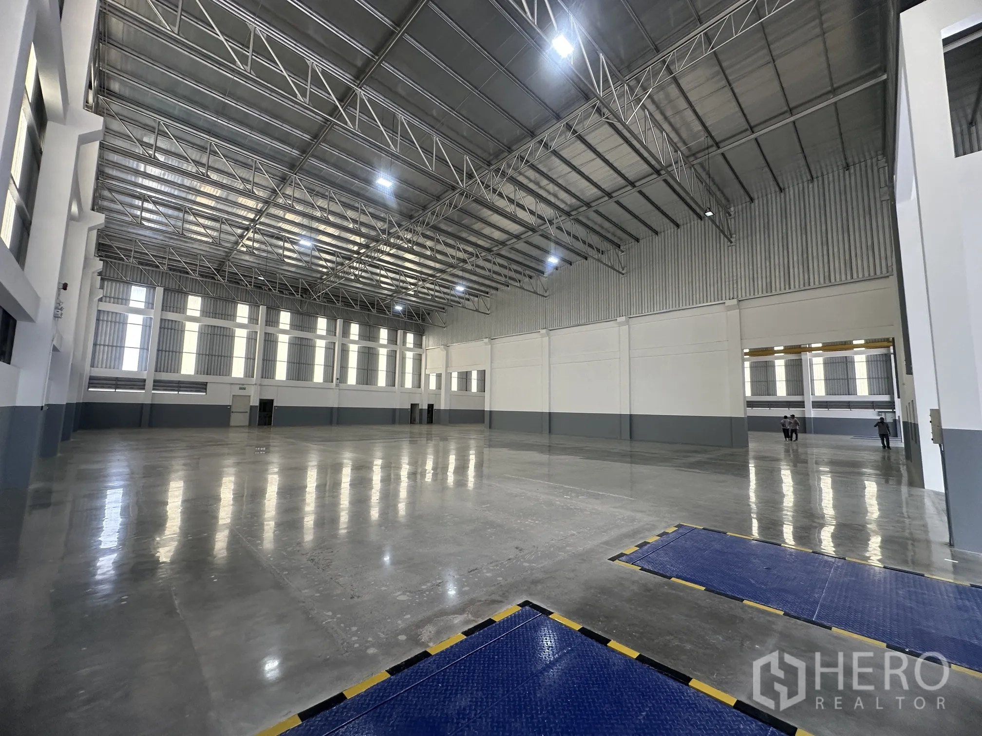 Factory for rent in Bang Phli, Samut Prakan - Open warehouse floor near dock levelers under insulated metal roof.