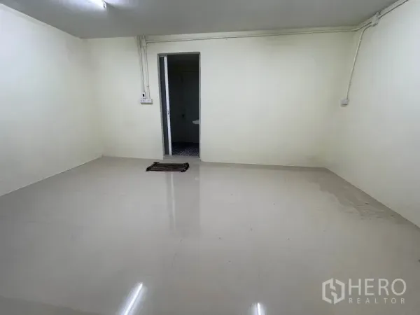 Warehouse for rent in Khlong Luang, Pathum Thani - Bright office room with glossy flooring and connected restroom.