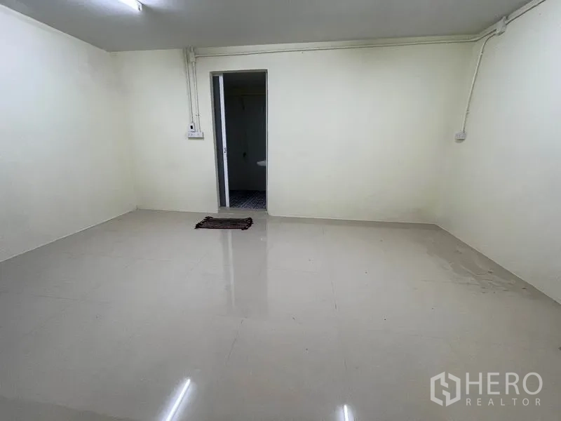 Warehouse for rent in Khlong Luang, Pathum Thani - Bright office room with glossy flooring and connected restroom.