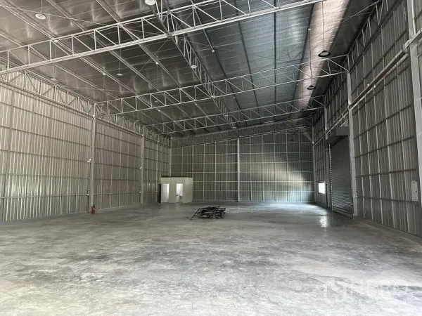 Warehouse for rent in Pak Kret, Nonthaburi - Spacious warehouse interior with high steel truss roof, insulated panels and polished concrete floor.