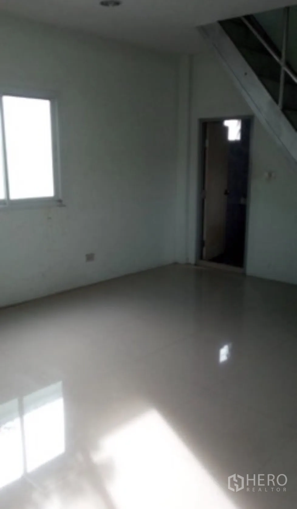 Warehouse for rent in Pak Kret, Nonthaburi - Small internal office room with tiled floor, window and staircase.