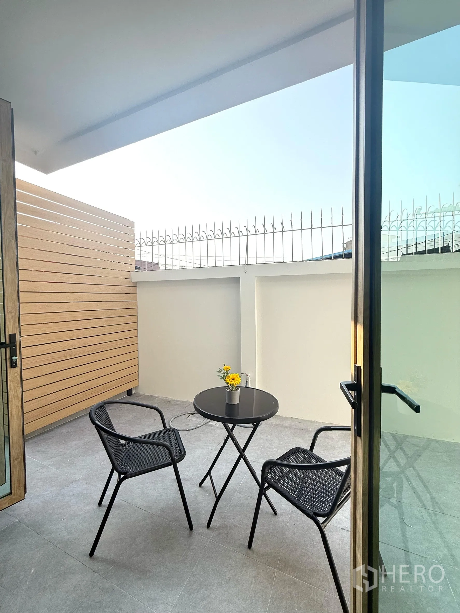 Detached House for sale in Suan Luang, Bangkok - Private patio with small table and two chairs behind privacy screen.
