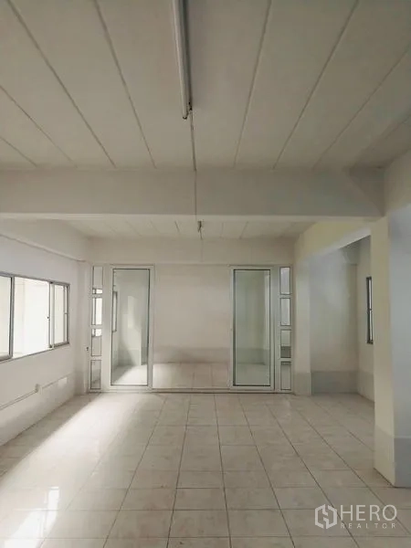 货栈 出租或出售在Bang Phli, Samut Prakan - 宽敞办公工作区，设窗户与玻璃隔断会议室。