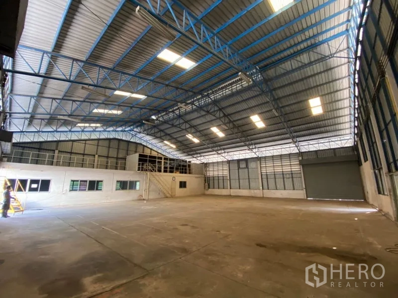 Factory for rent in Lat Lum Kaeo, Pathum Thani - Wide production area under arched roof with bright skylights.