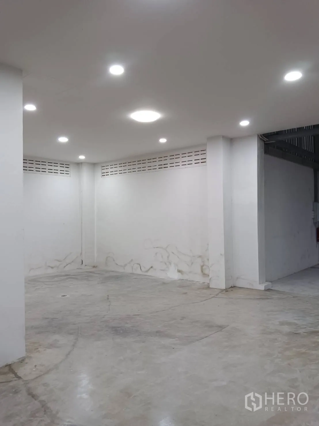 货栈 出租在Khlong Sam Wa, Bangkok - 一层多功能区，白色天花嵌灯与混凝土地面。
