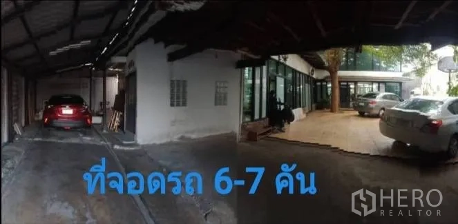 Detached House for rent in Khlong Toei, Bangkok - Covered parking area accommodating several cars beside the house