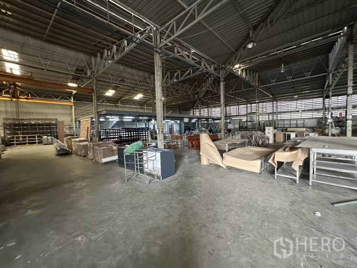 货栈 出租在Yan Nawa, Bangkok - 宽敞车间地面，堆放物料，两侧设夹层平台