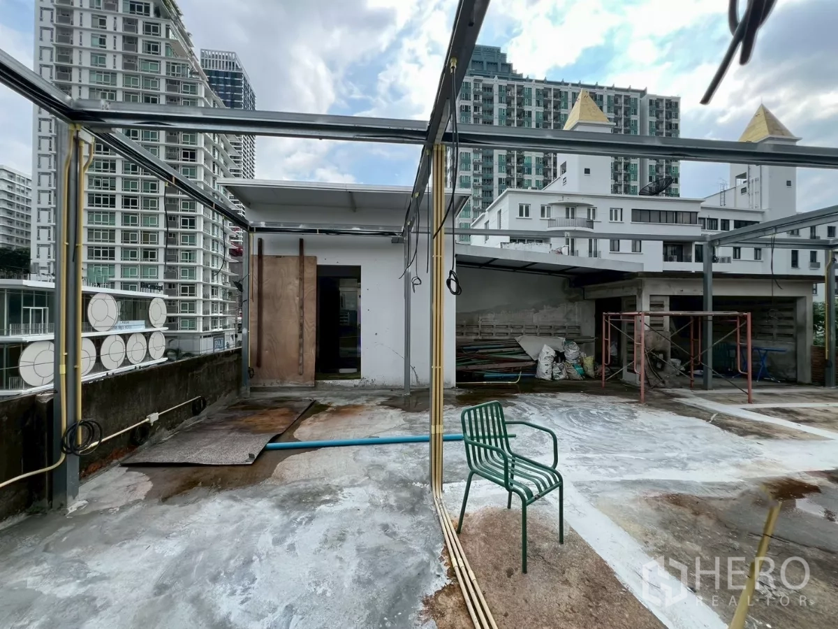 Retail Space for rent in Watthana, Bangkok - Open rooftop retail space with steel frame and city condo views in Watthana.