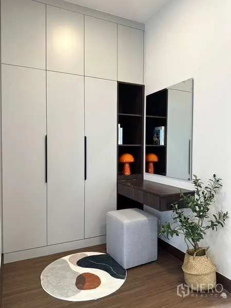Detached House for rent in Bang Phli, Samut Prakan - Corner vanity area with built-in wardrobe, stool and open shelving.
