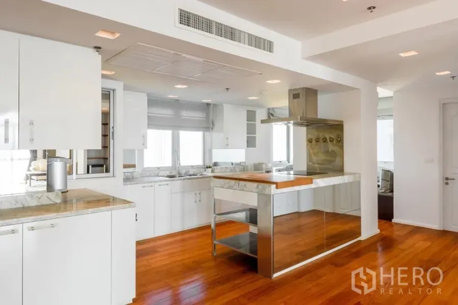 Featured image for For sale 3 Bedroom Condominium in Nusasiri Grand Condo in Phra Khanong, Khlong Toei, Bangkok BTS Ekkamai