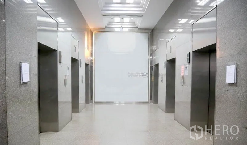 办公空间 出租在Huai Khwang, Bangkok - 现代电梯大堂，多部不锈钢电梯