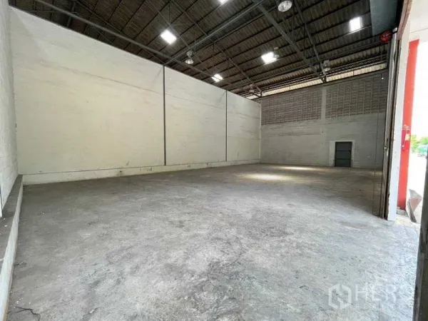 Warehouse for rent in Bang Phlat, Bangkok - Spacious warehouse space with steel roof trusses, bright lighting and open floor for storage or logistics.