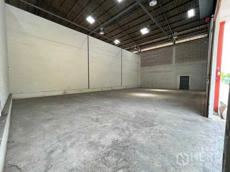 Warehouse for rent in Bang Phlat, Bangkok - Spacious warehouse space with steel roof trusses, bright lighting and open floor for storage or logistics.