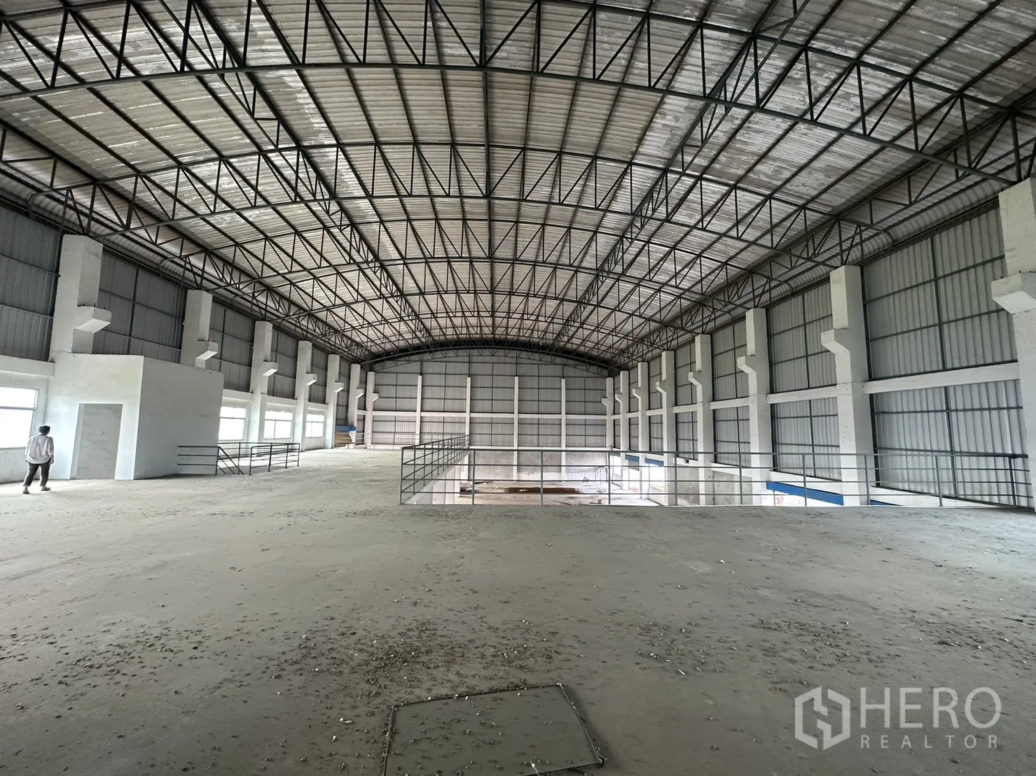 Factory for rent in Pak Kret, Nonthaburi - View from mezzanine across the factory floor under a steel truss arched roof.