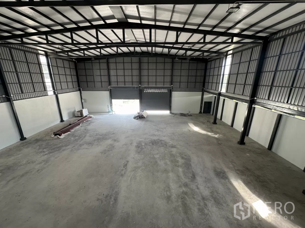 Warehouse for rent in Prawet, Bangkok - View from the mezzanine across the main warehouse floor toward the front loading doors.