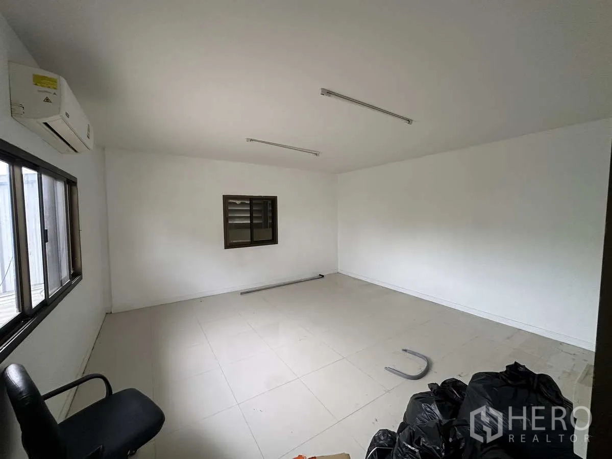Factory for rent or sale in Bang Yai, Nonthaburi - Large air-conditioned office room with windows and white tile flooring.