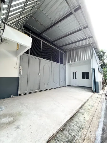 Warehouse for rent in Wang Thonglang, Bangkok - Covered loading bay with large sliding metal gate at the warehouse entrance in Wang Thonglang, Bangkok.
