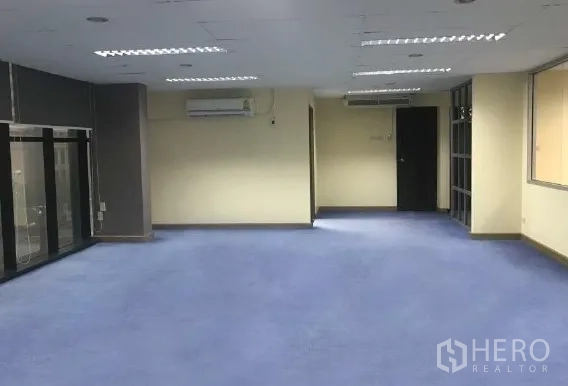办公空间 出租在Bang Rak, Bangkok - 宽敞开放办公区，蓝色地毯、顶灯和空调。