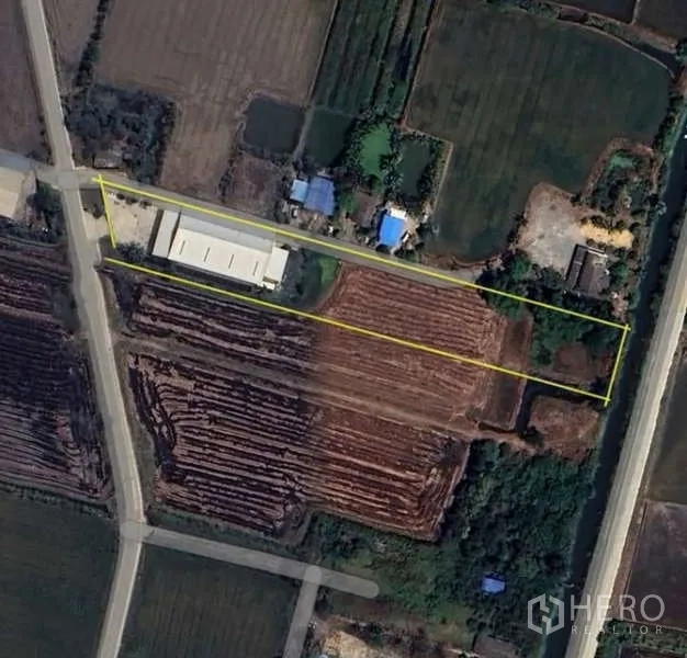 Warehouse for sale in Sai Noi, Nonthaburi - Aerial view outlining the long rectangular land plot with warehouse and road access in Sai Noi.
