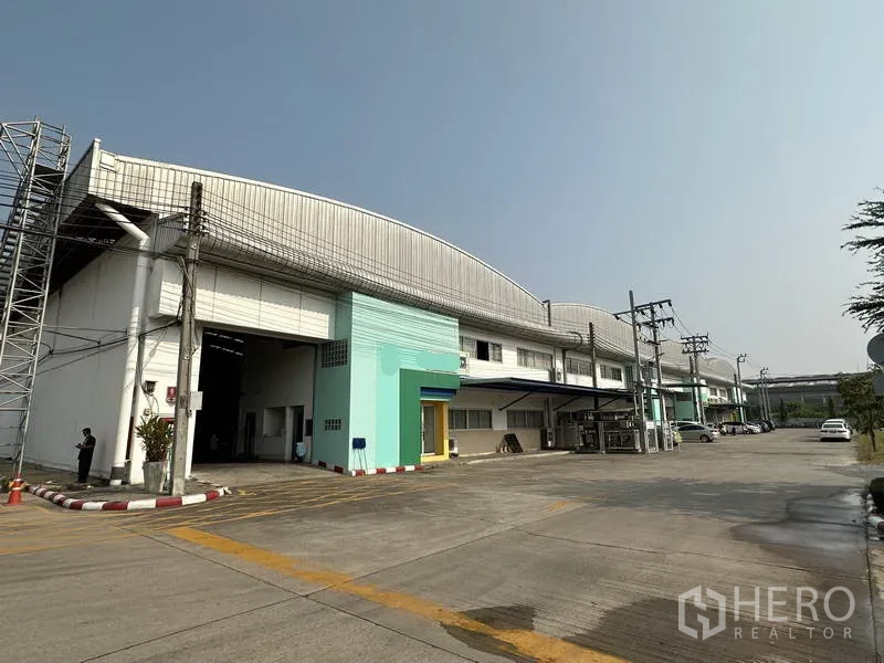 Factory for rent in Bang Phli, Samut Prakan - Wide roadside view of warehouse row with easy truck access and ample forecourt.