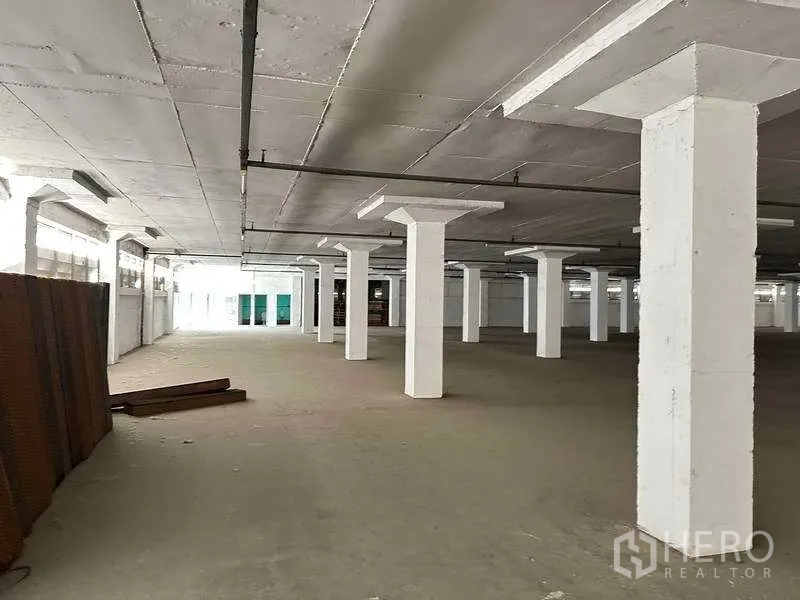 工厂 出租在Mueang Samut Prakan, Samut Prakan - 开放式生产楼层，排柱密集，侧窗带来自然采光。