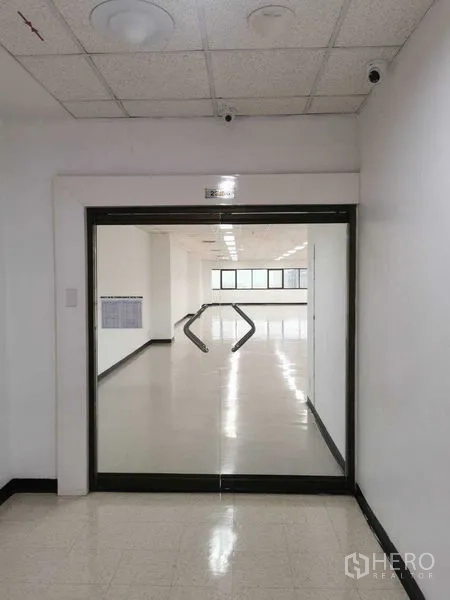 Office Space for rent in Watthana, Bangkok - Close-up of glass entry doors opening into the office from the corridor.