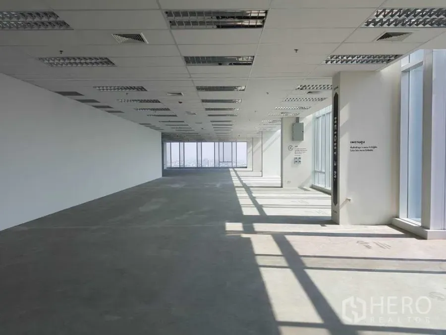 办公空间 出租 - 宽敞办公壳空间，格栅吊顶与全高玻璃，自然采光充足。