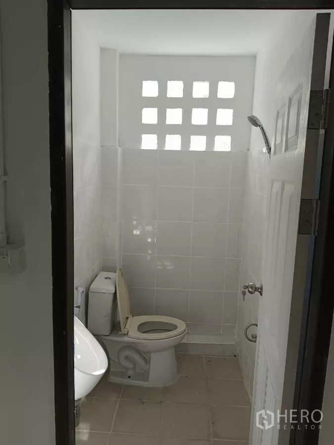 货栈 出租在Bang Phli, Samut Prakan - 第二卫生间，带通风玻璃砖、坐便和手持花洒。