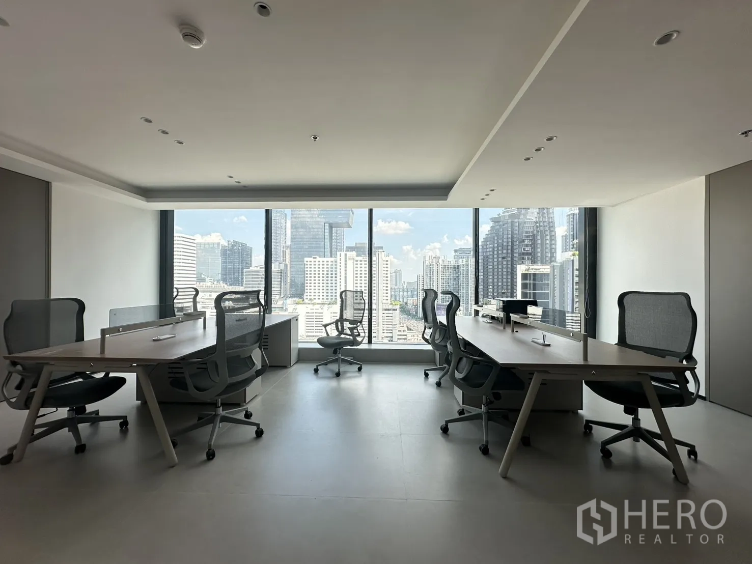Office Space for rent in Din Daeng, Bangkok - Open workspace with two bench desks and panoramic Bangkok skyline views.